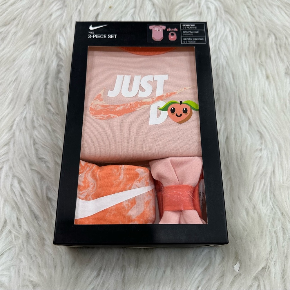 Nike Baby Gift Set - Picture 1 of 6